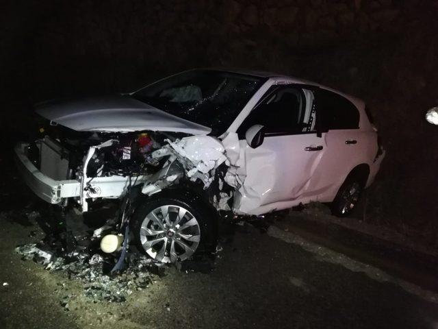 Kızıltepe’de 2 otomobil çarpıştı: 4 yaralı