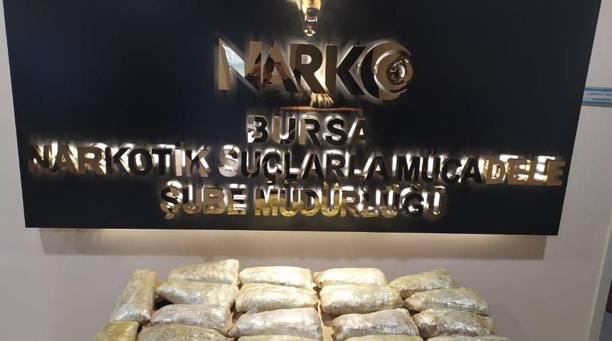 Bursa'da otomobilinden 16 kilo esrar çıkan zanlı tutuklandı