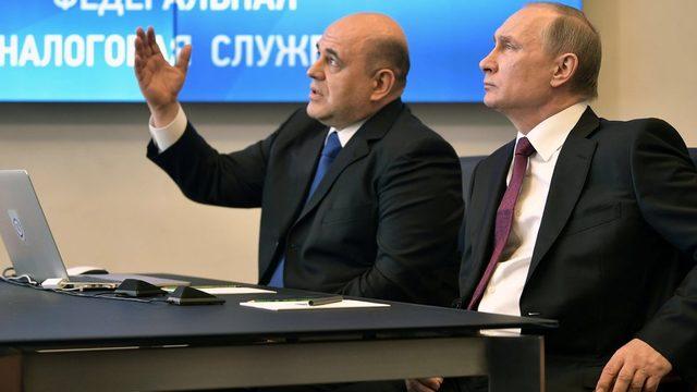 Mihail Mişustin (solda) ve Putin (sağda)