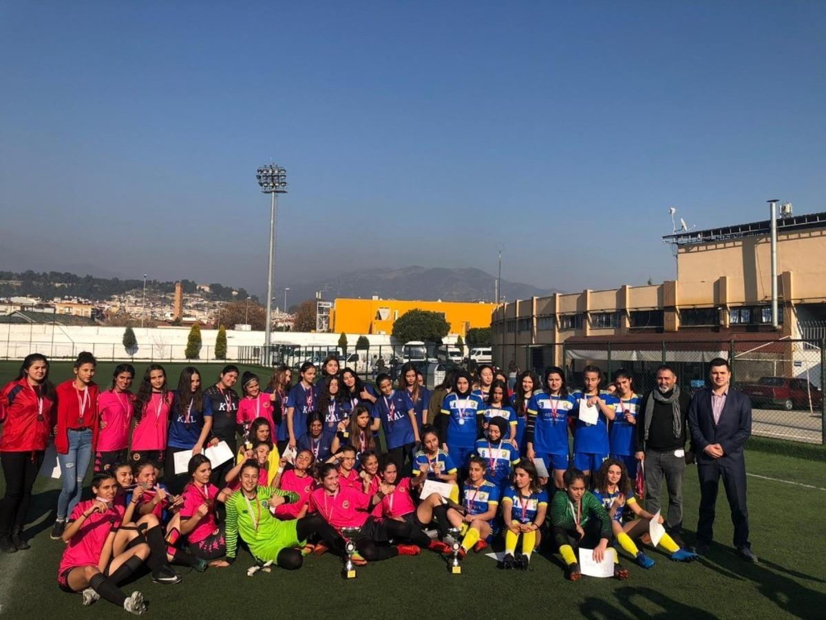 Gen&ccedil; kızlarda şampiyon İncirliova Spor Lisesi oldu