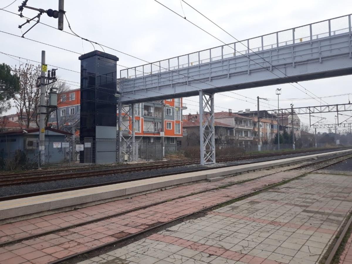 Tren garı &uuml;st ge&ccedil;it k&ouml;pr&uuml;s&uuml; yenilendi