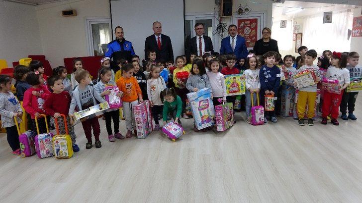 Polisten öğrencilere oyuncak G1