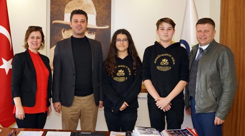 Öğrencilerden durak kütüphanesine destek