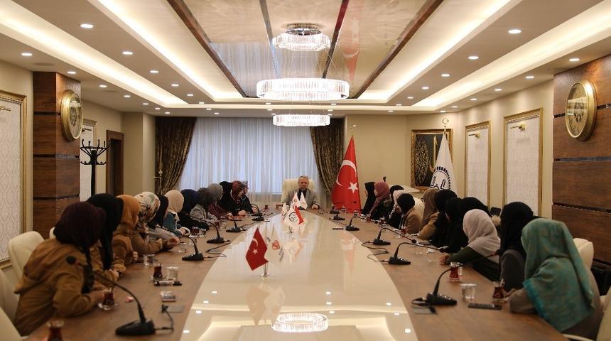 ‘Uluslararası İlahiyat Fakültesi’ öğrencilerinden İl Müftüsü Güven’e ziyaret