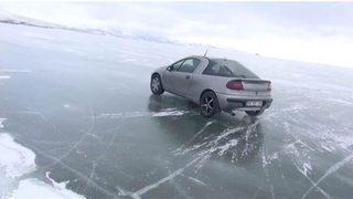 Türkiye'nin en soğuk yeri: Eksi 25 derece! Donmuş gölün üzerinde drift yaptı