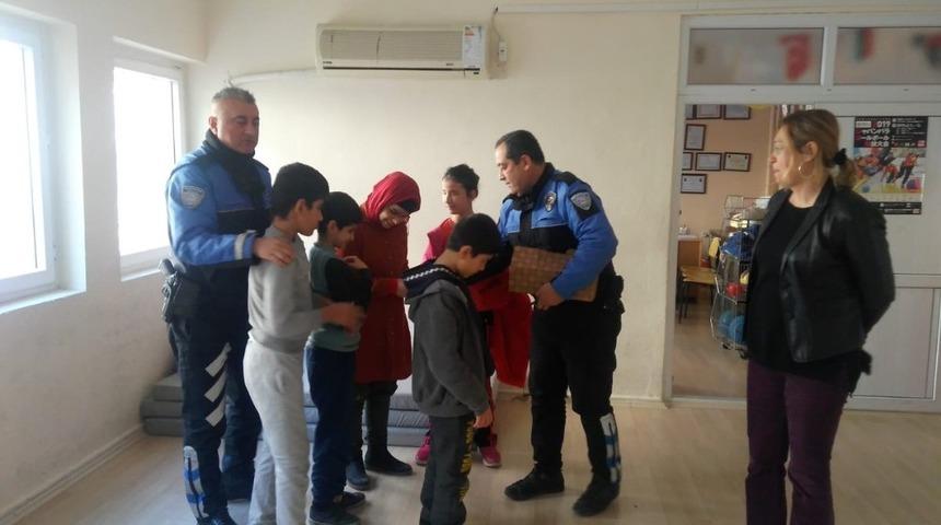 Polisten g&ouml;rme engelli &ouml;ğrencilere hediye