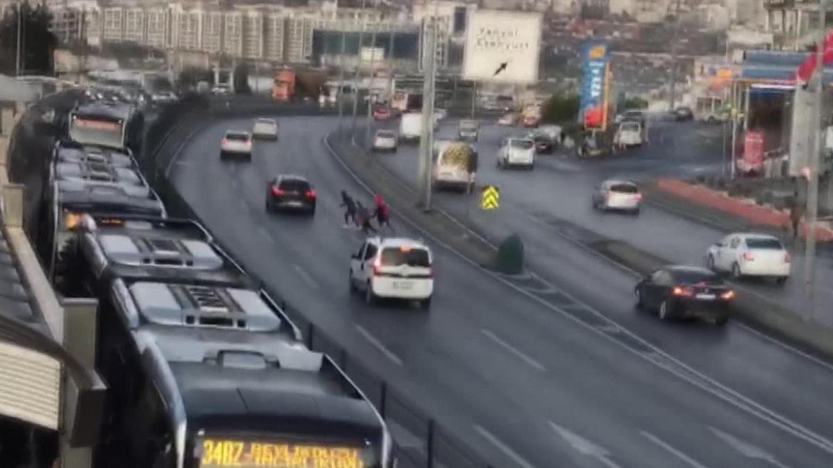 Y&uuml;rekleri ağza getiren olay! Metrob&uuml;se ka&ccedil;ak binmek isteyen &ccedil;ocukların tehlikeli ge&ccedil;işi