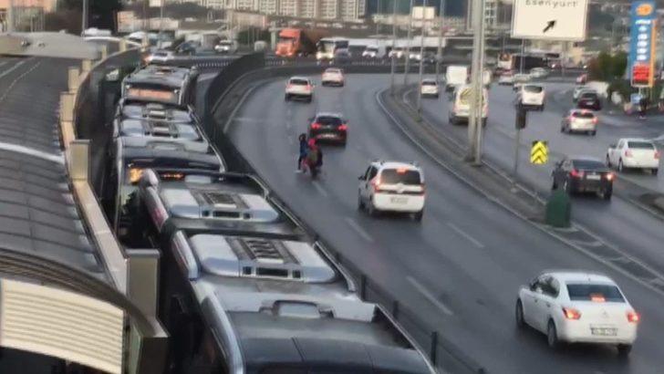 Yürekleri ağza getiren olay! Metrobüse kaçak binmek isteyen çocukların tehlikeli geçişi G1