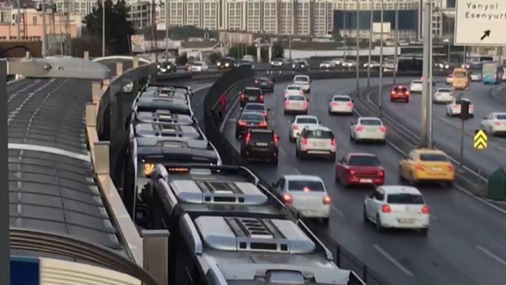 Yürekleri ağza getiren olay! Metrobüse kaçak binmek isteyen çocukların tehlikeli geçişi G2