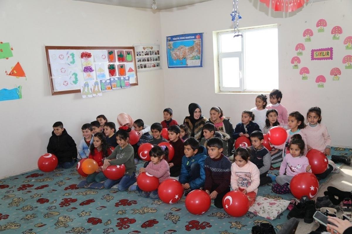 Başkale&rsquo;de &rsquo;Bir Oyun Bin Tebess&uuml;m&rsquo; projesi devam ediyor