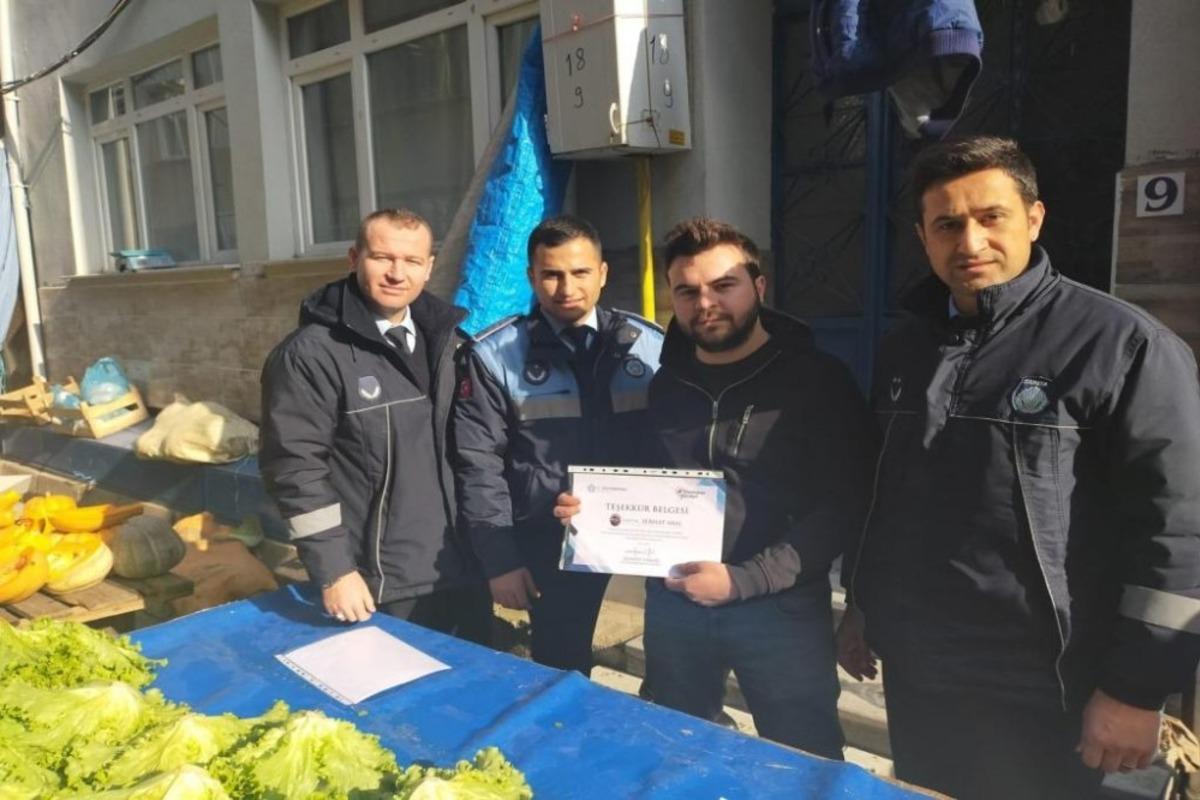 İ&ccedil;i para dolu &ccedil;antayı bulan pazarcılara &ouml;d&uuml;l