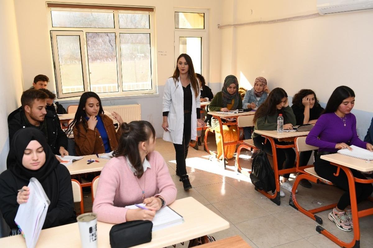 &Ouml;ğrenciler, B&uuml;y&uuml;kşehir Belediyesinin kurslarıyla &uuml;niversiteye hazırlanıyor