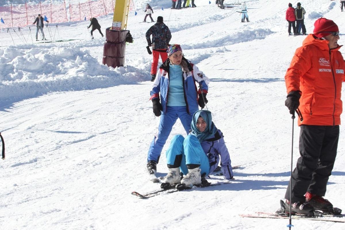 Uludağ'da tatil yoğunluğu başladı! Otellerde boş yer kalmadı!