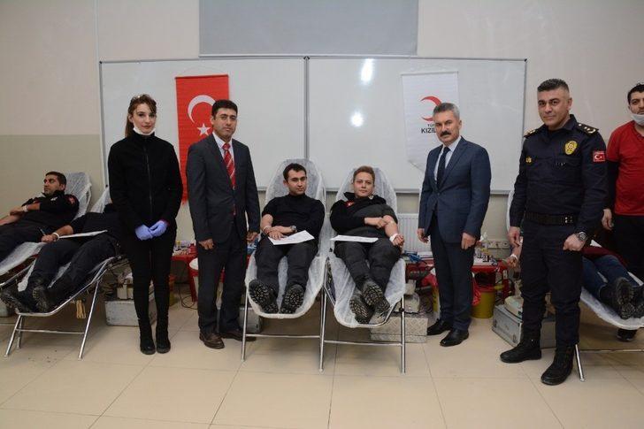 Van polisinden Kızılay’a kan bağışı G1