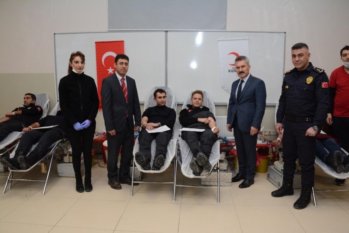 Van polisinden Kızılay&rsquo;a kan bağışı