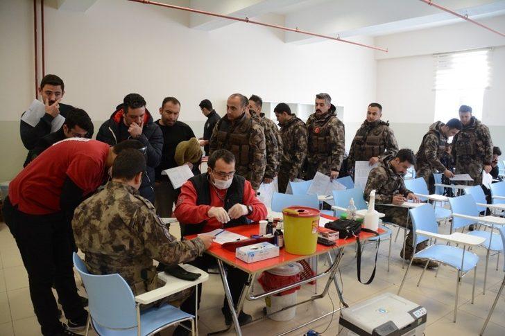 Van polisinden Kızılay’a kan bağışı G2
