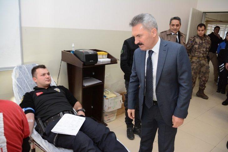 Van polisinden Kızılay’a kan bağışı G4