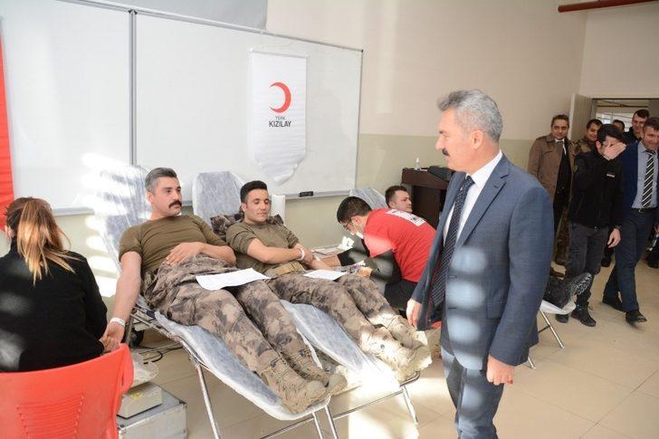 Van polisinden Kızılay’a kan bağışı G5