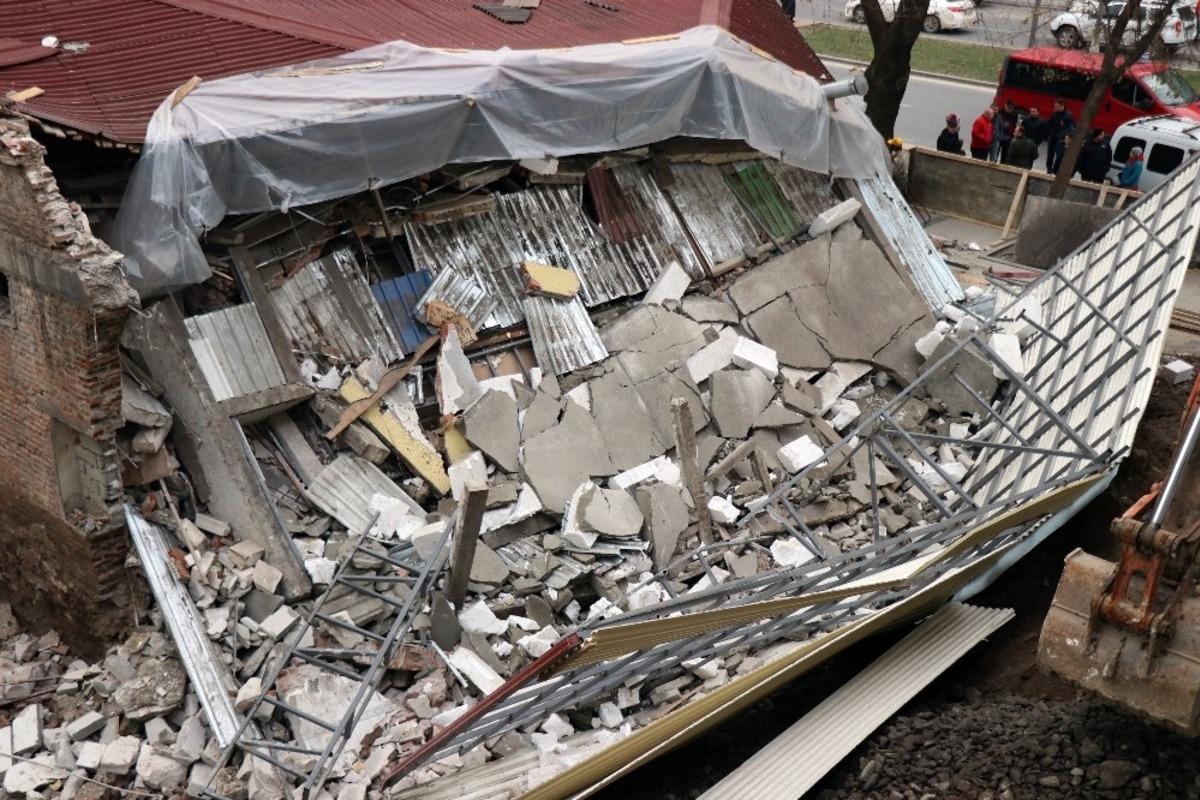 Son dakika! Sakarya&rsquo;da bina &ccedil;&ouml;kt&uuml;, iş&ccedil;iler bina altına kalkmaktan son anda kurtuldu