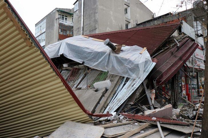 Son dakika! Sakarya’da bina çöktü, işçiler bina altına kalkmaktan son anda kurtuldu G2