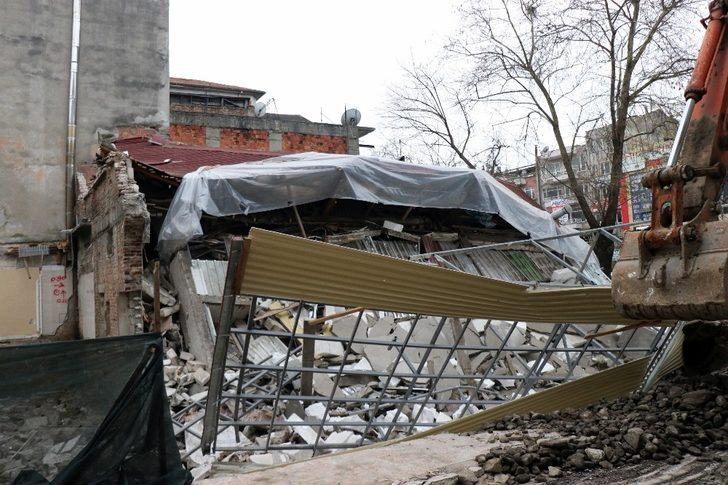 Son dakika! Sakarya’da bina çöktü, işçiler bina altına kalkmaktan son anda kurtuldu G3