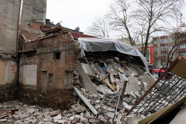 Son dakika! Sakarya’da bina çöktü, işçiler bina altına kalkmaktan son anda kurtuldu G4