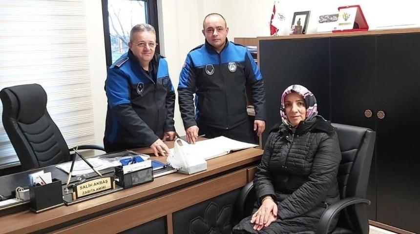 Zabıta memuru bulduğu altını sahibine teslim etti