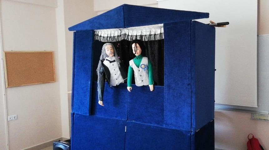 &Ccedil;ocuklar kukla g&ouml;sterisiyle 32 yıl &ouml;nceye gitti