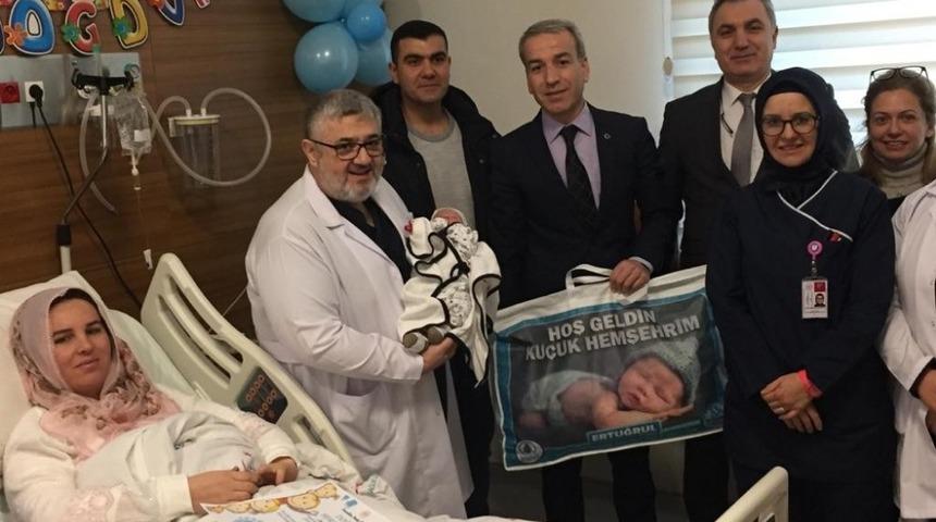 Hastanenin ilk bebeğine Başkan Çetin’den hediye