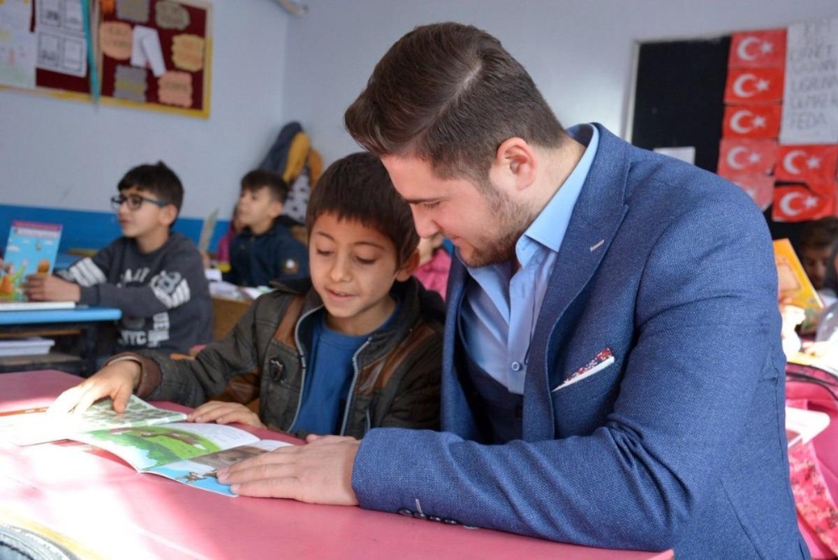 &Ouml;ğrencilerin kitap isteğini Kaymakam &Ccedil;am yerine getirdi