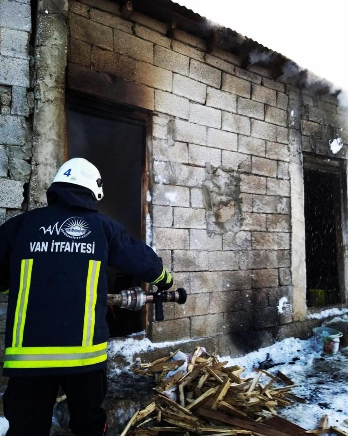 Van&rsquo;da ahır yangını