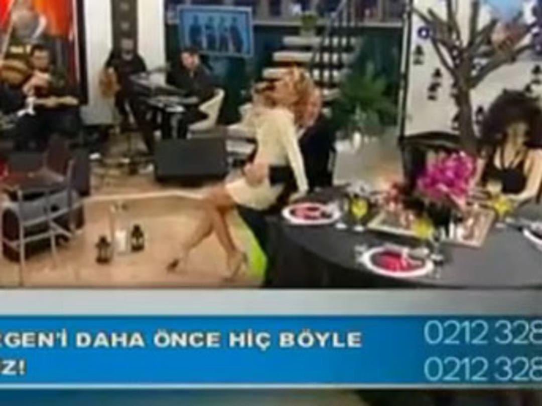 G&uuml;lben Ergen kucağa oturdu