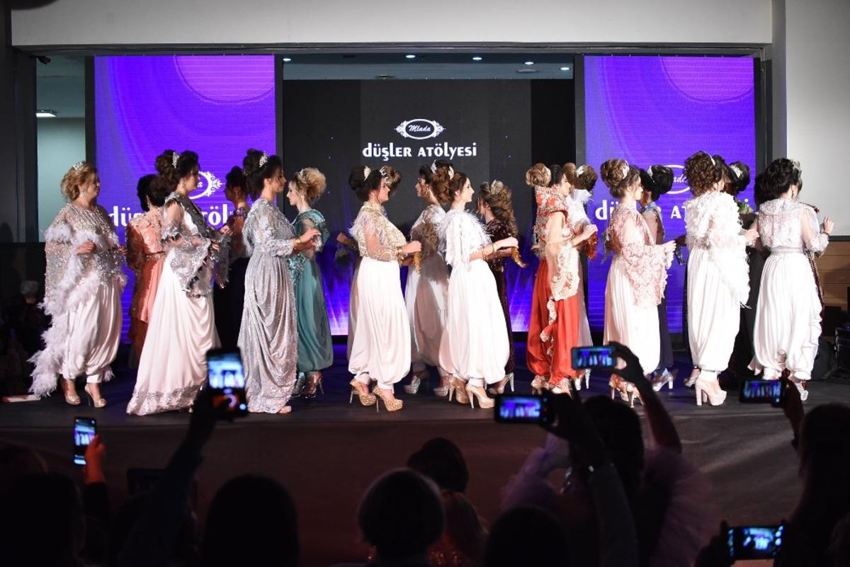 İzmir&rsquo;de dikkat &ccedil;eken Balkan defilesi