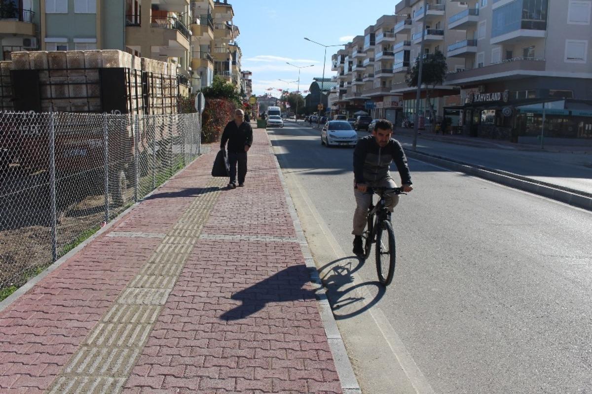 Finike Fatih Bulvarı&rsquo;na kaldırım