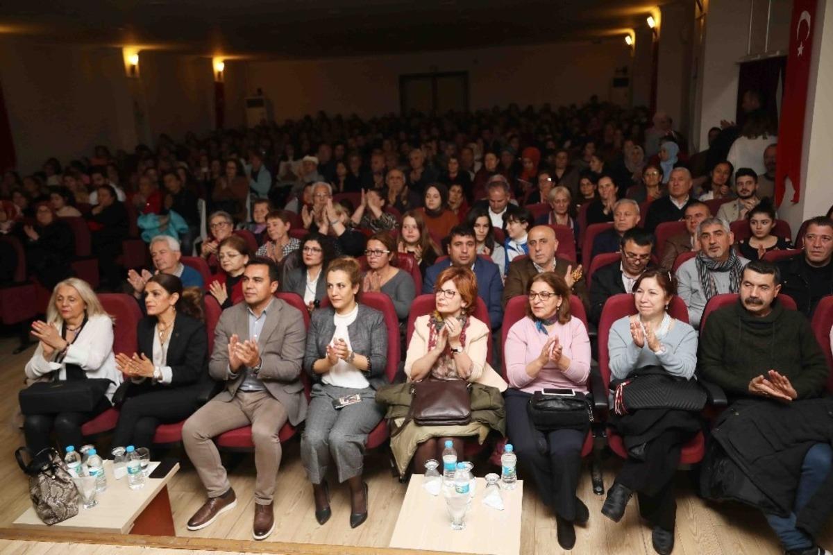 &rsquo;Bir Gidiş Hikayesi&rsquo; Bayraklı&rsquo;da sahnelendi