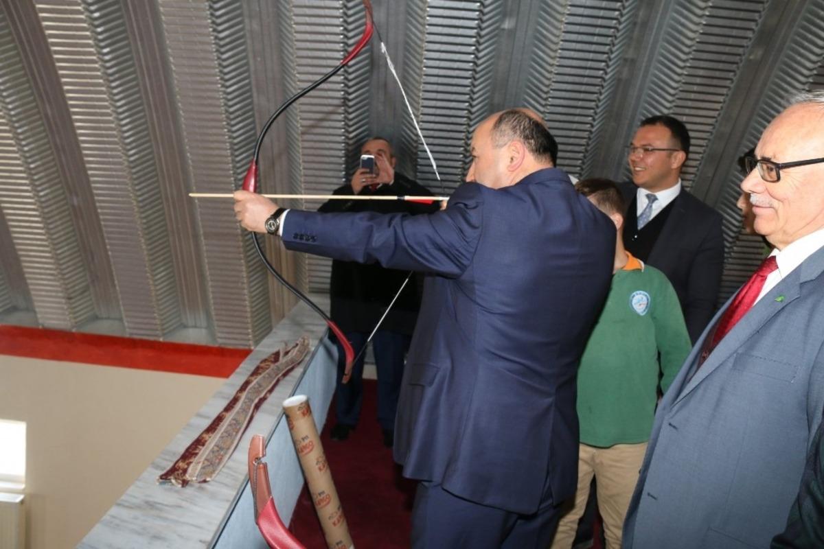 M&uuml;d&uuml;r Başyiğit, Tasarım Beceri At&ouml;lyelerini inceledi