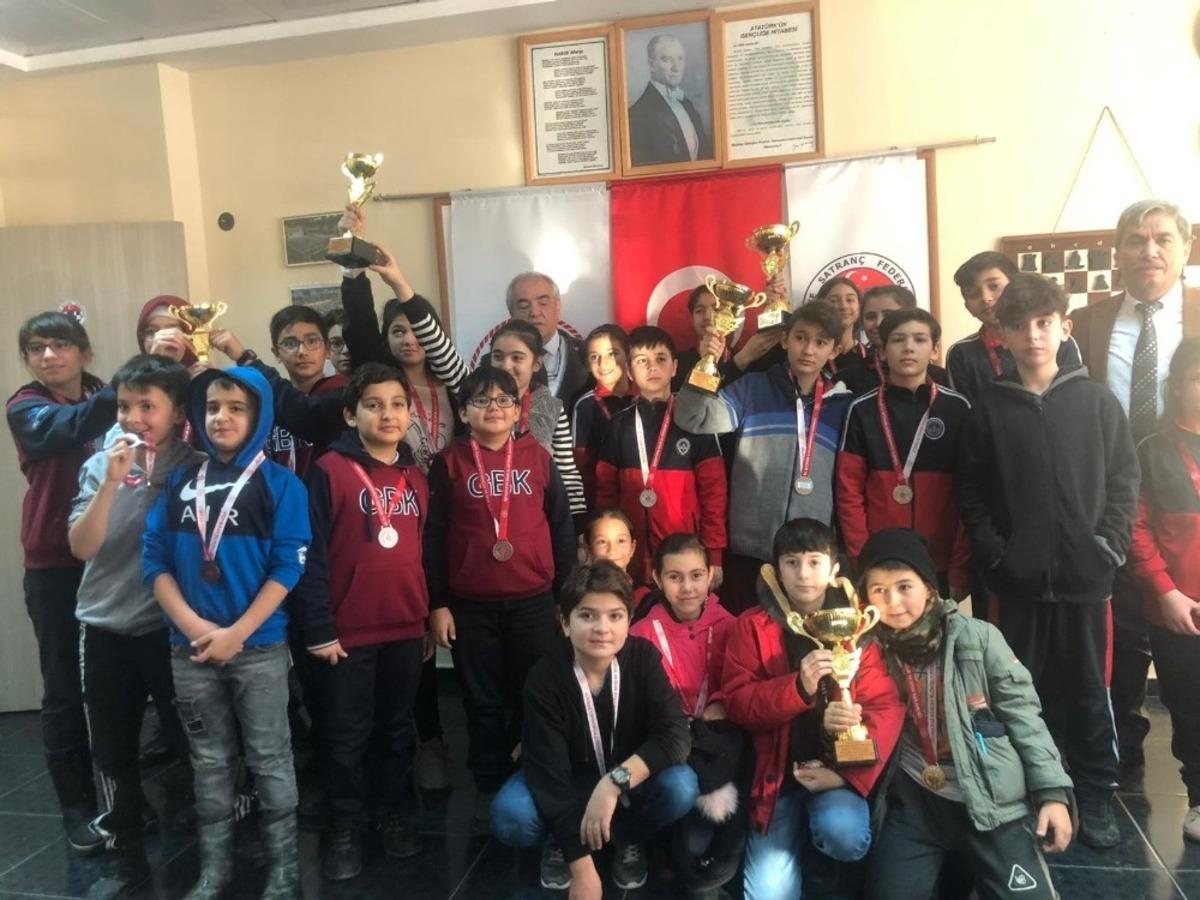 Yıldız ve k&uuml;&ccedil;&uuml;k kızlar satran&ccedil;ta rakipsiz