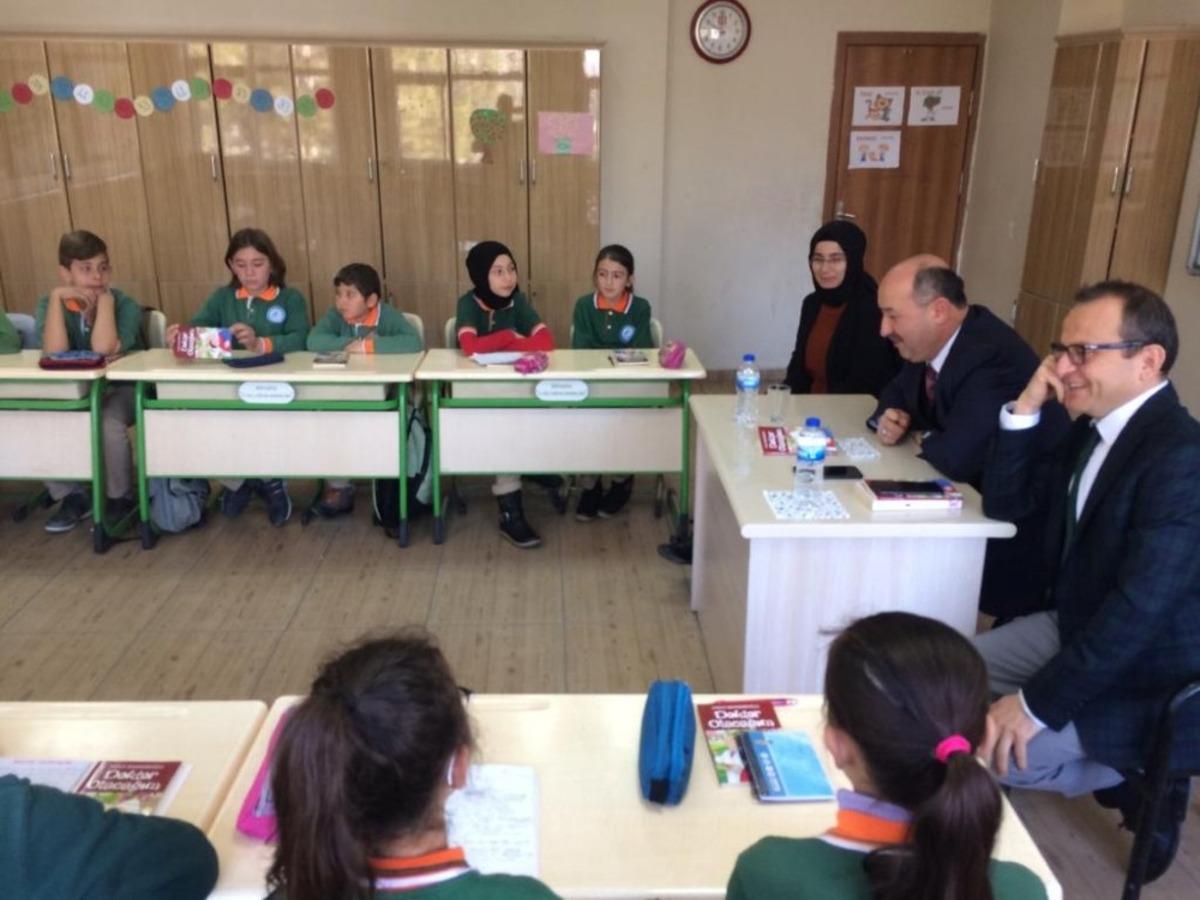 M&uuml;d&uuml;r Başyiğit, Bakan Sel&ccedil;uk&rsquo;a seslendi: "Bizimle kitap okur musunuz?"