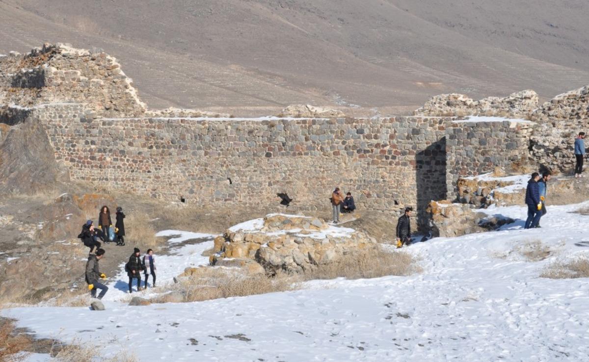 &Ouml;ğrenciler, &ldquo;Temiz kale g&uuml;zel Pasinler&rdquo; sloganıyla Pasinler Kalesindeki &ccedil;&ouml;pleri topladılar