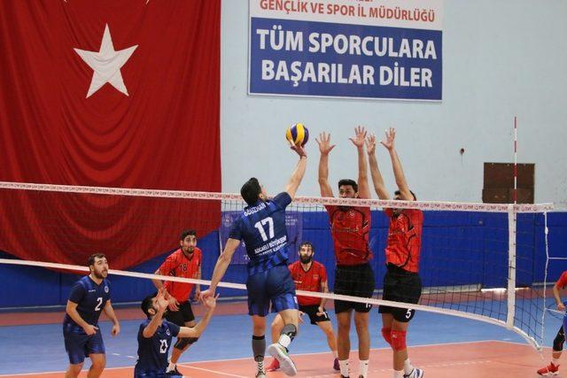 Büyükşehir Kağıtspor voleybolda liderliğini sürdürdü