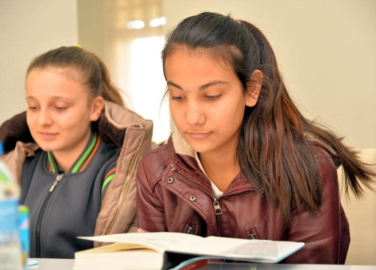 &Ouml;nce okudular sonra &uuml;zerinde tartıştılar