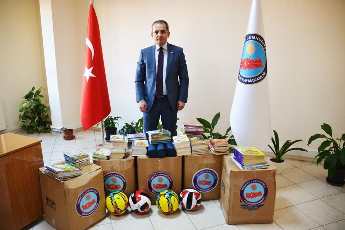 Tosya Kaymakamlığından kıyafet ve kırtasiye malzemesi yardımı