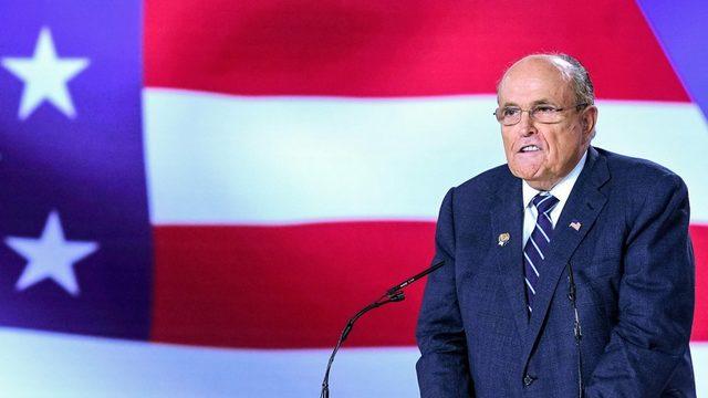 Trump'ın avukatı Rudy Giuliani, Ukrayna'ya Biden ailesi konusunda baskı uygulanması faaliyetlerini yürüten kişi olmakla suçlanıyor.