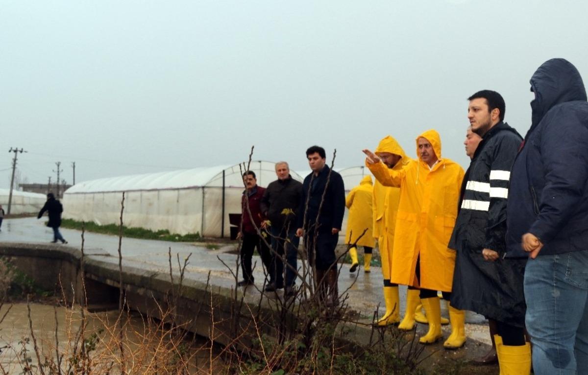 Akdeniz&rsquo;de yağmur sonrası bozulan yol, k&ouml;pr&uuml; ve sokaklar yenileniyor