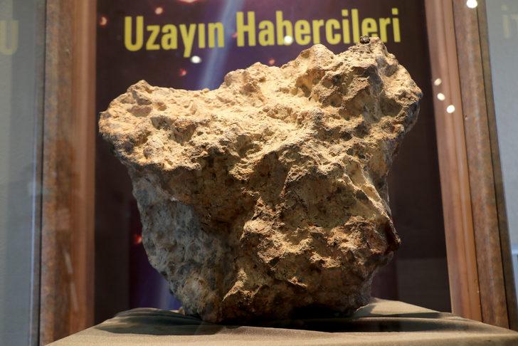 Tarlada bulunup, banka kasasında saklanan gök taşı, müzede sergileniyor G1