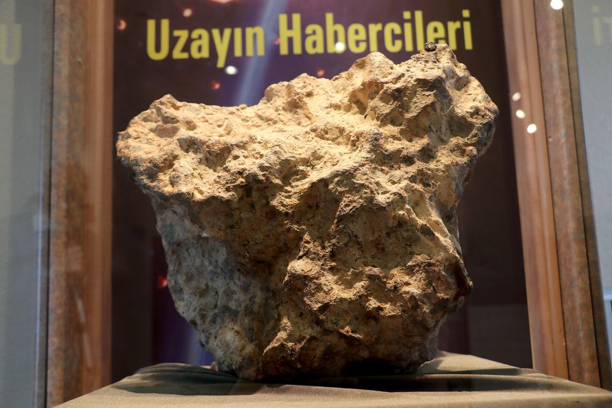 Tarlada bulunup, banka kasasında saklanan g&ouml;k taşı, m&uuml;zede sergileniyor