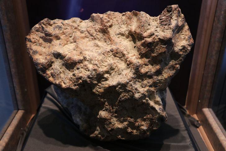 Tarlada bulunup, banka kasasında saklanan gök taşı, müzede sergileniyor G2