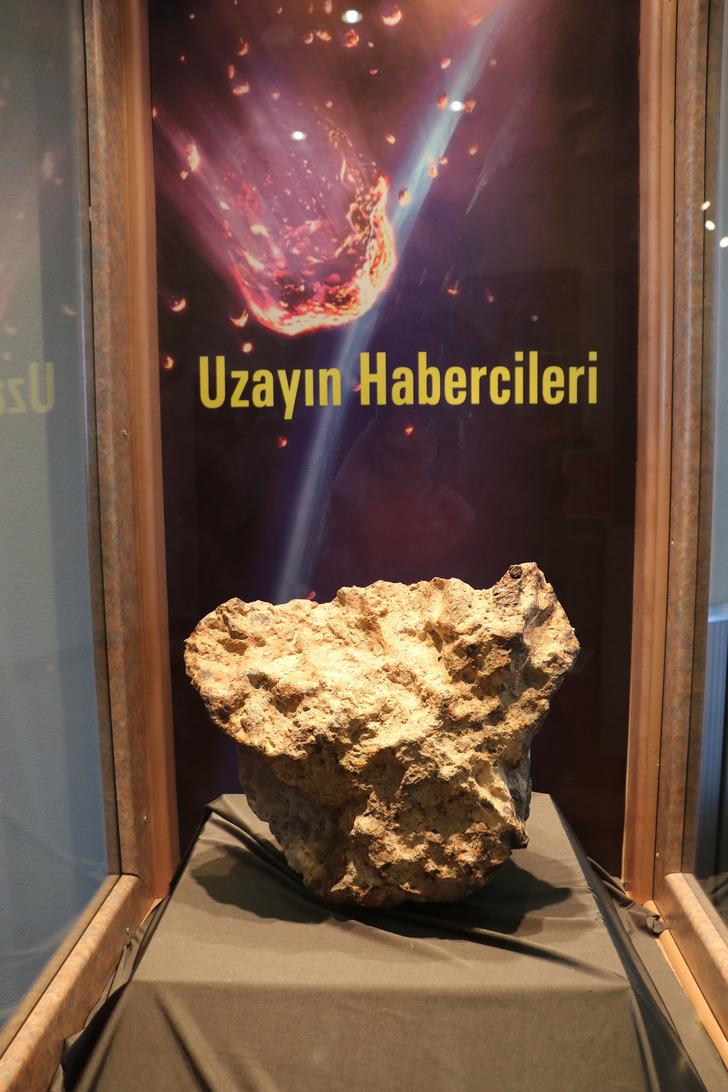 Tarlada bulunup, banka kasasında saklanan gök taşı, müzede sergileniyor G3