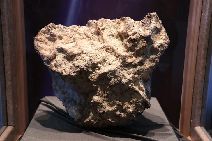 Tarlada bulunup, banka kasasında saklanan gök taşı, müzede sergileniyor G4