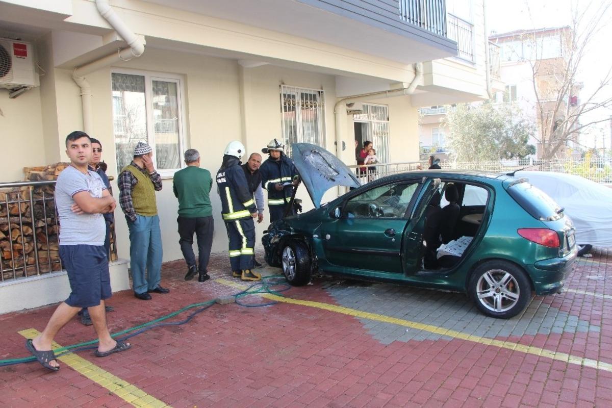 Park halindeki otomobilde yangın &ccedil;ıktı